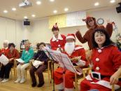 他日のクリスマス会では利用者様も参加され、きよしこの夜など歌って楽しみました(^^♪