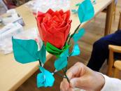 折り紙教室、今月はバラを作ってみました。スタッフ指導のもと皆さんとても器用に作られています。