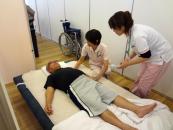 緊急時は看護師が直行し、医師の要請を判断します。