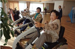 活動の様子（自転車こぎ）